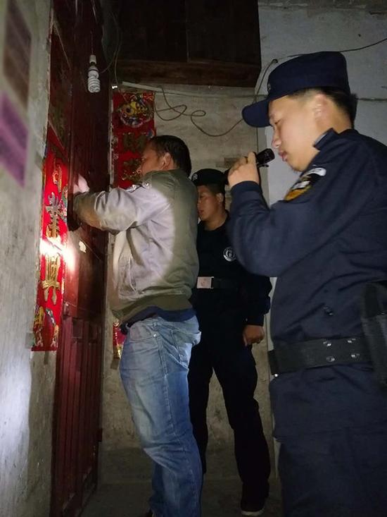 三明粗心妈妈误将幼女锁家中 