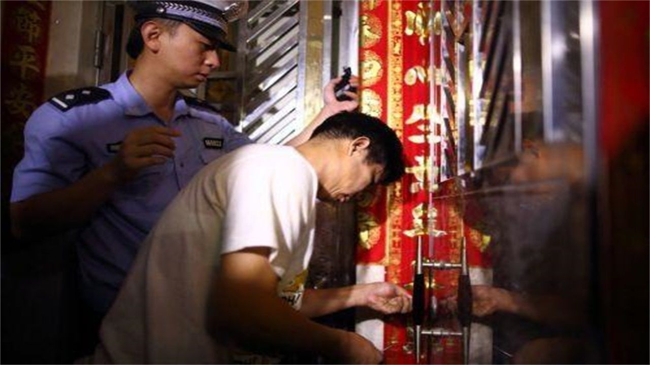 三明请开锁师傅开了锁后，师傅